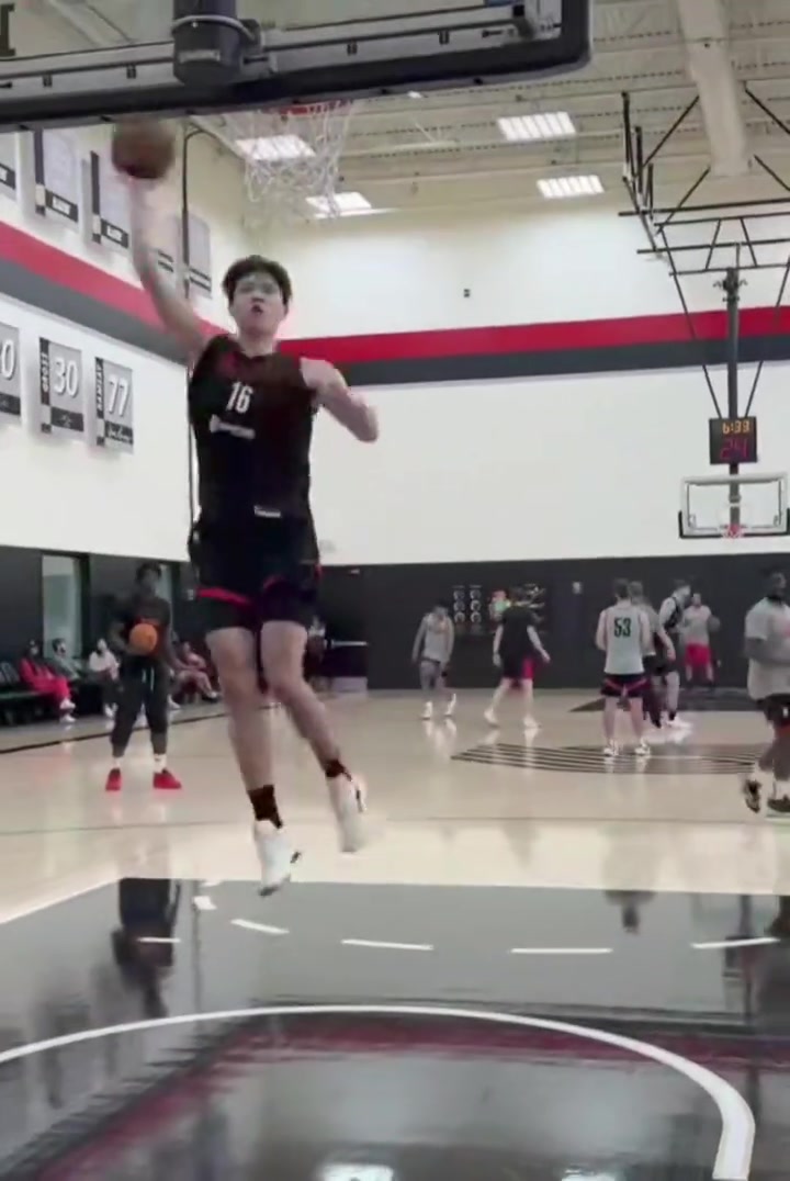 扣爽了！开拓者官方晒杨瀚森备战夏联训练视频！和队友默契十足！