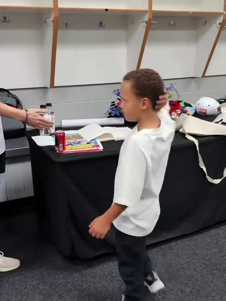 跟老爹一个德行🤣库里儿子卡侬丢水瓶成功后，直接嘚瑟起来了~