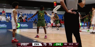 太轻松了！朱正边线球找到篮下空位冯傲！轻松放进！取得领先！