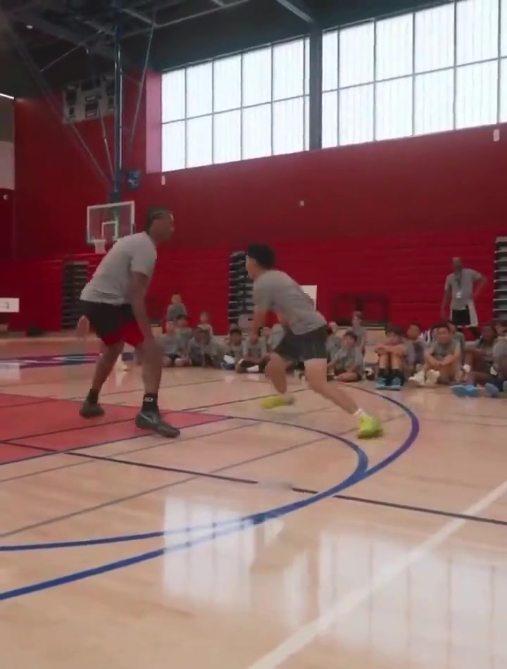 😂阿门也干了！阿门训练营和小朋友过招 连断带帽还暴扣🤯