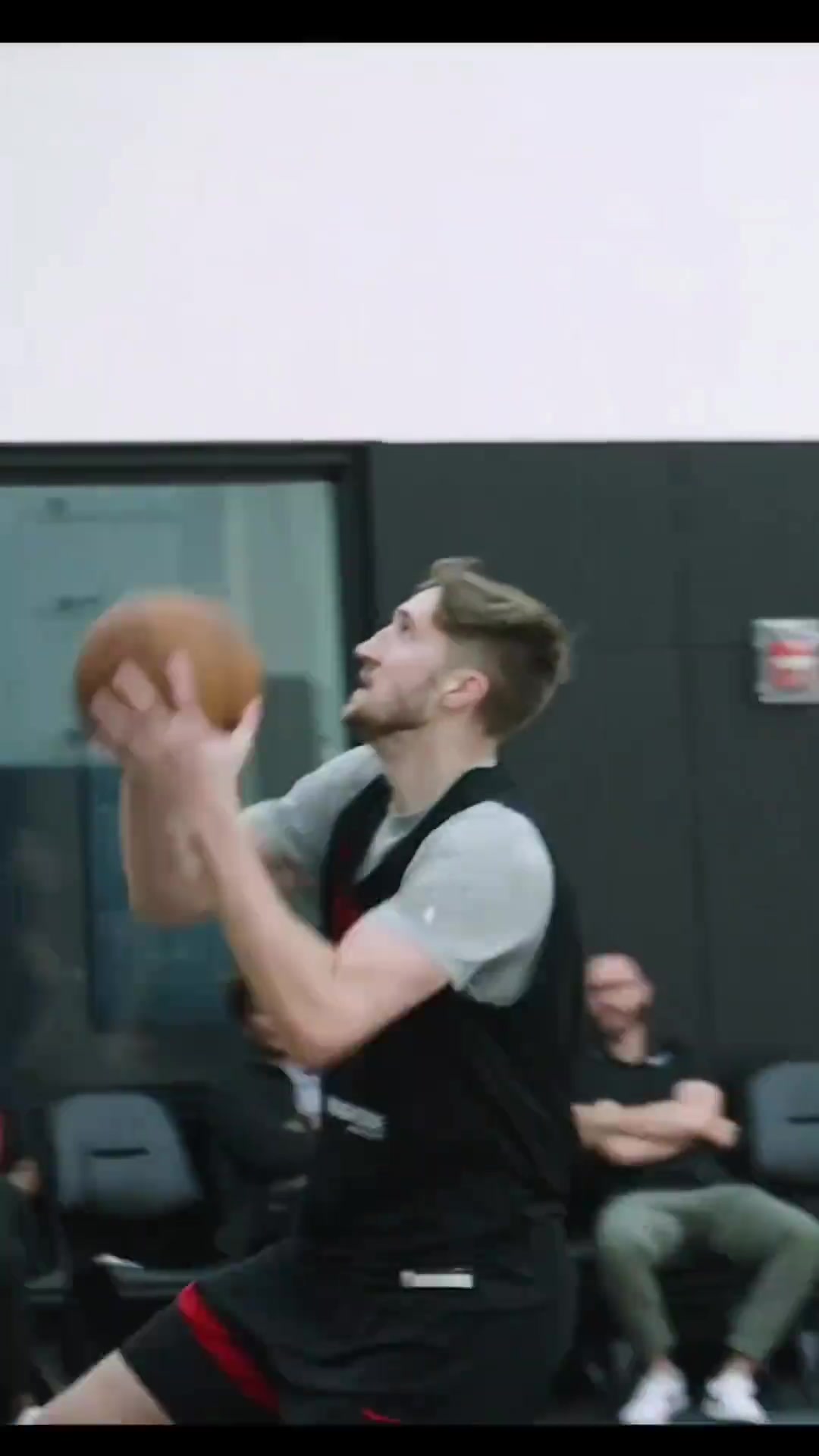 杨瀚森很投入训练，呼喊队友落位。