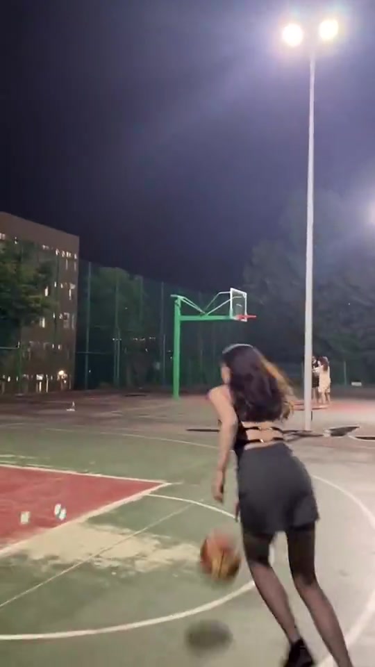 在球场上会拉杆的女生可不常见，更别说穿黑丝拉杆的女生😍