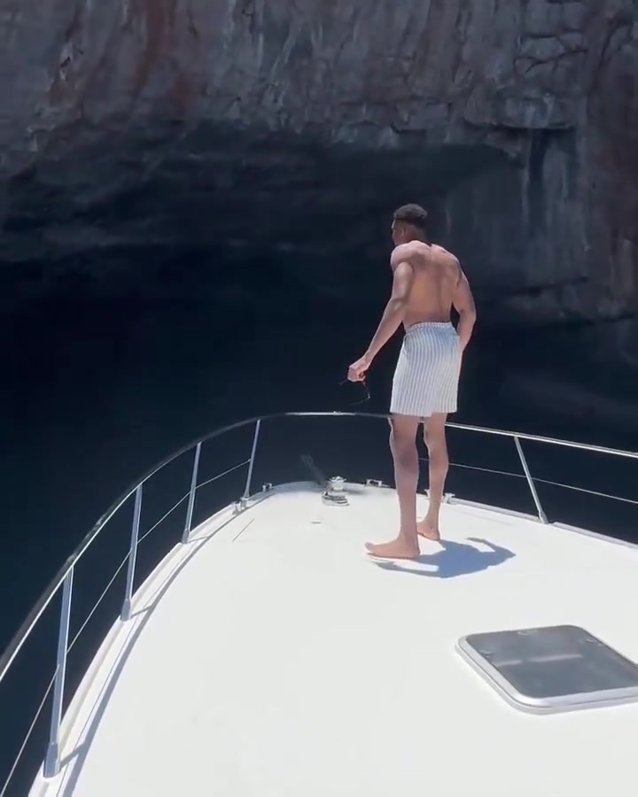 光膀子的字母哥 身材比例跟跟腱看着更恐怖了！