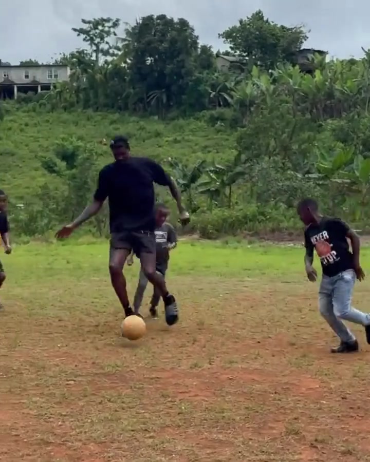 人在牙买加！湖人中锋艾顿穿着拖鞋陪孩子们踢球👀
