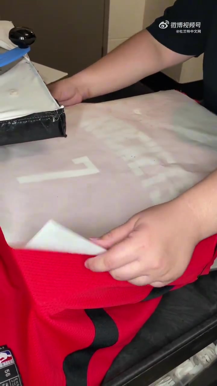 吧友们要买一件不?杜兰特的火箭球衣已经正式上线了，有点好看