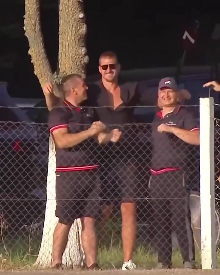 约基奇的赛马又赢了！这笑得比夺冠都开心啊！😂