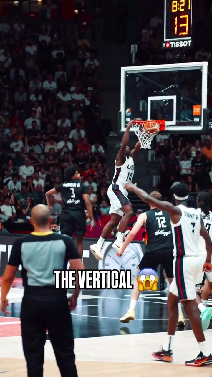 原地起飞空中躲闪还能扣！这哥们身体素质是真离谱