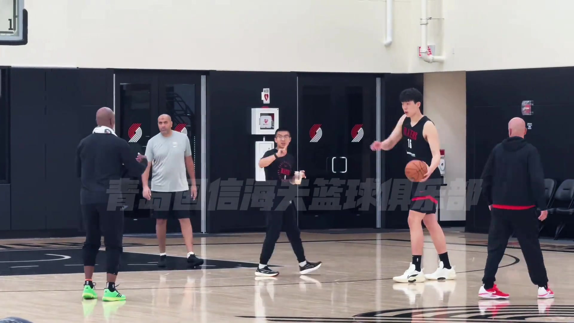 重视！杨瀚森赛后加练 比卢普斯路过亲自指导跑位⛹🏽‍♂️