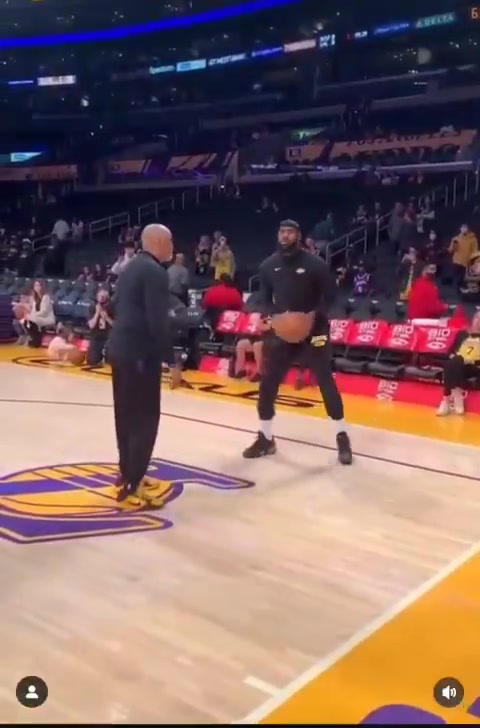 老詹：淦，搓招的时候摁错了