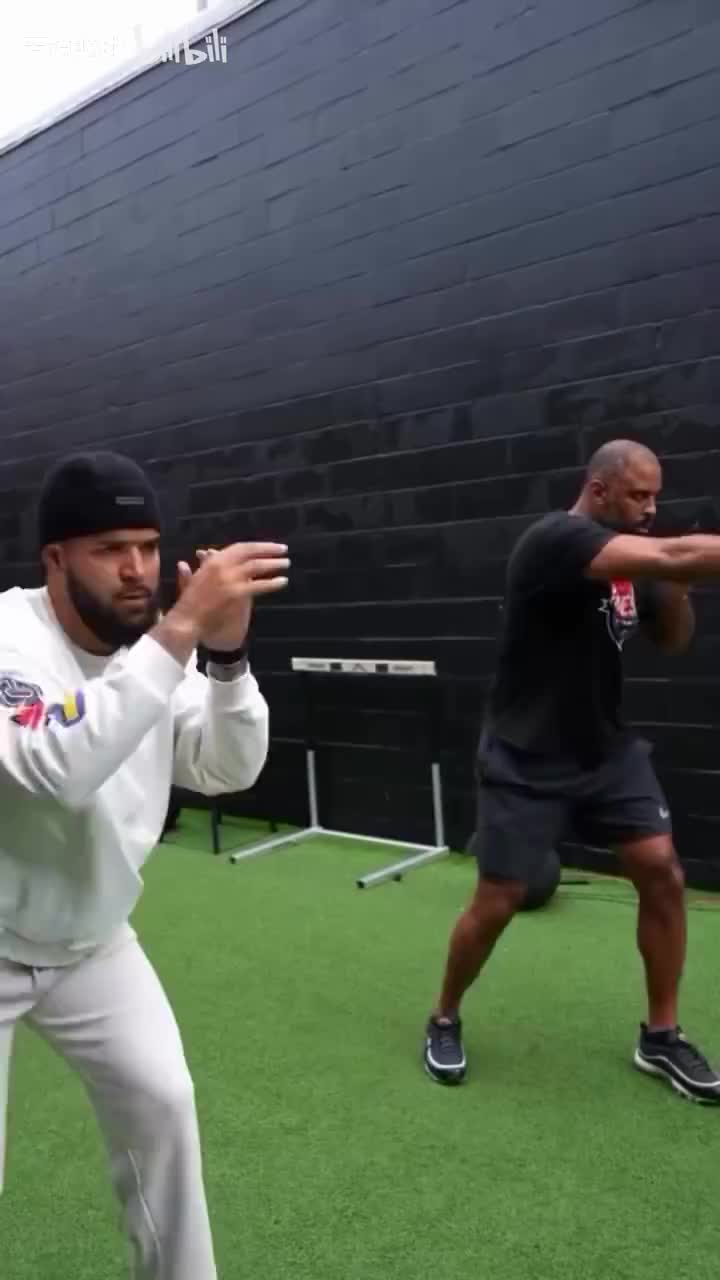 这下下赛季谁敢惹火箭啊😂主帅乌度卡与范乔丹居然在合练拳击！