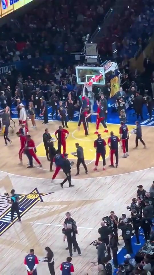 俩胖子做局🤣东契奇在篮下骗库里聊天，随后约基奇趁机隔扣！！