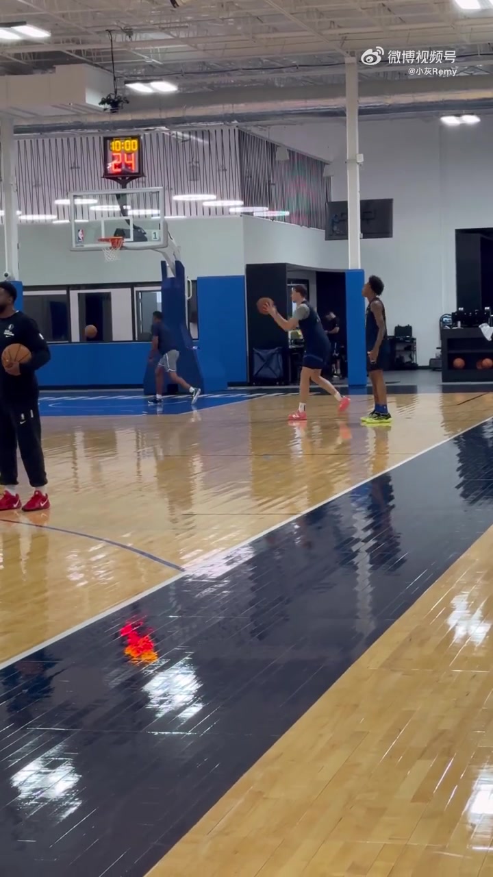 来看看状元！弗拉格这投篮出手，感觉速度和节奏还可以啊😋
