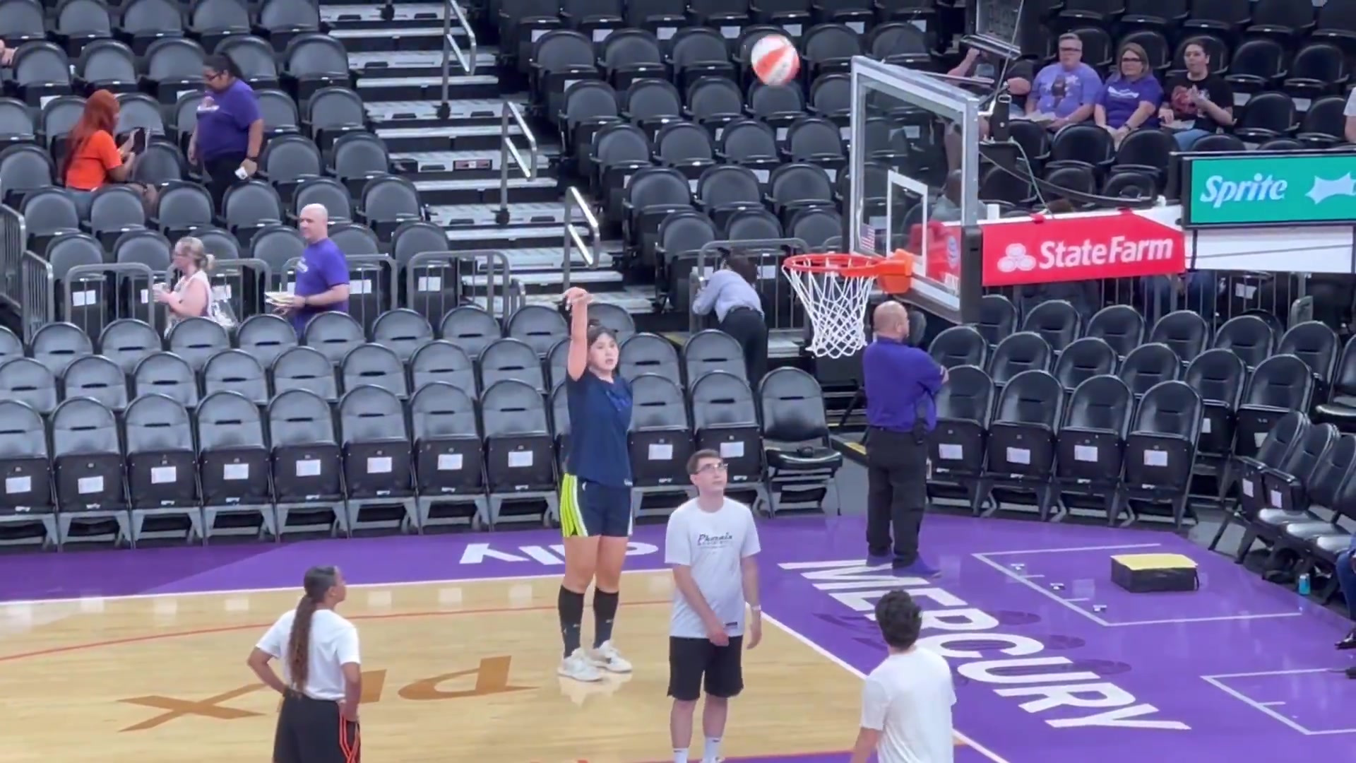 这手感也太柔和了！李月汝赛前训练投篮，弹无虚发🎯