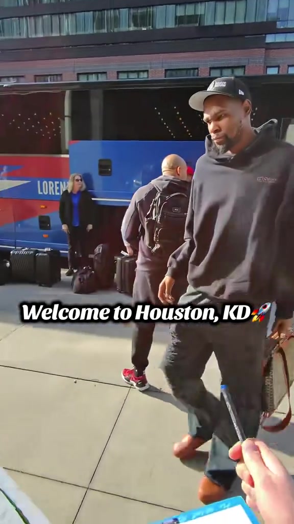 🔥死神来了！杜兰特抵达休斯敦 为当地球迷热情签名