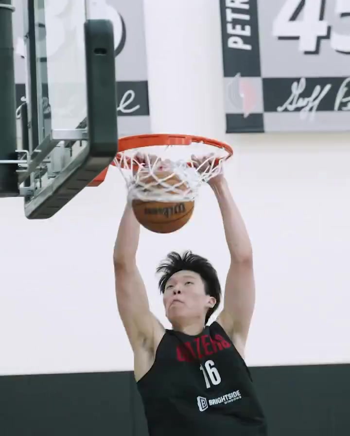 🤩扣嗨了！杨瀚森训练高位策应和挡拆顺下空接 即将夏联首秀