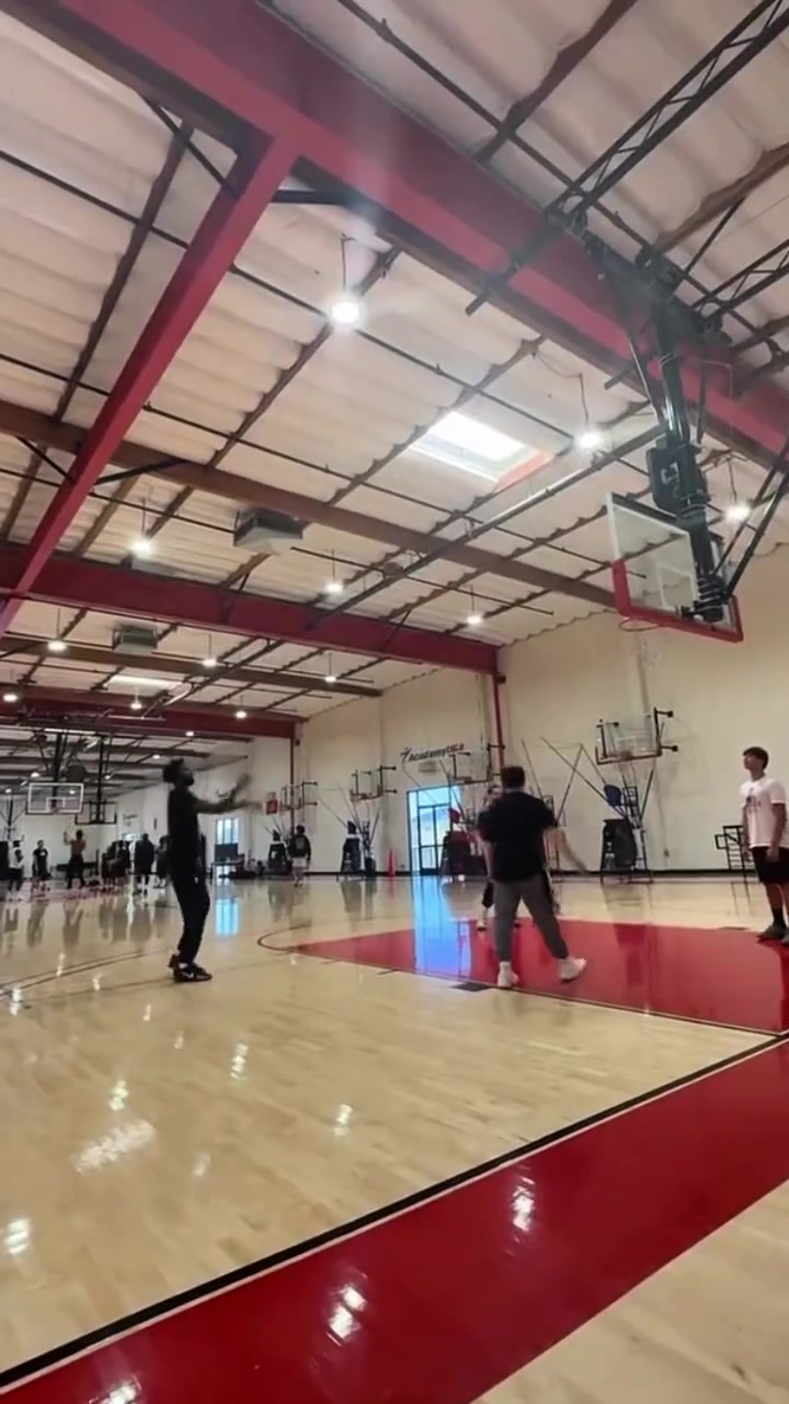 伊森今日中距离跳投训练 小伙子最近练的真勤啊