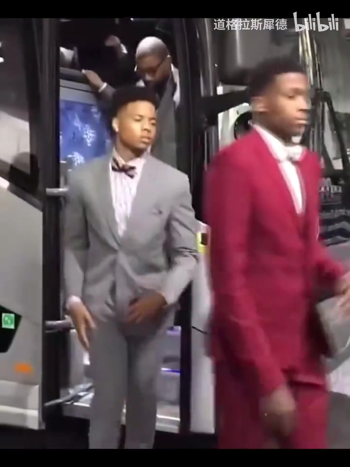 17届选秀！这一届的成材率如何呢？科林斯和米切尔聊的很开心啊！