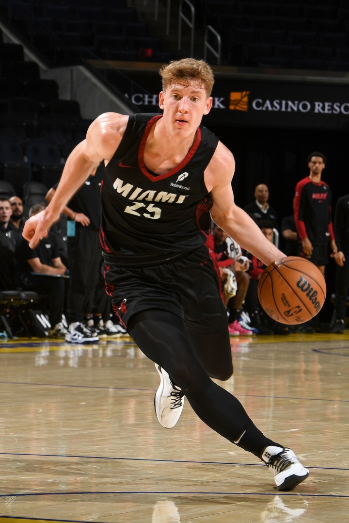 🙁热火20号秀亚库乔尼斯5投0中 拿到5分4板3助 出现4失误8犯规