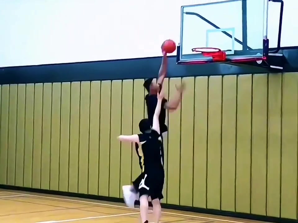 说实话现在要找个机动性比肩阿联的大个子，国内真拎不出来