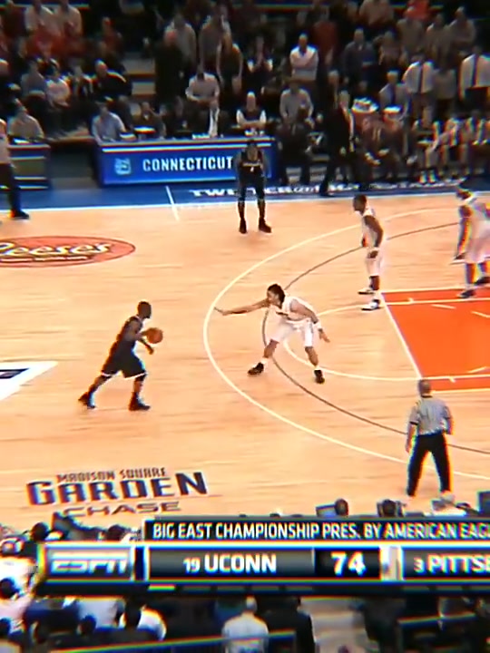 名场面😮！肯巴-沃克NCAA超级后撤步晃倒对手命中绝杀