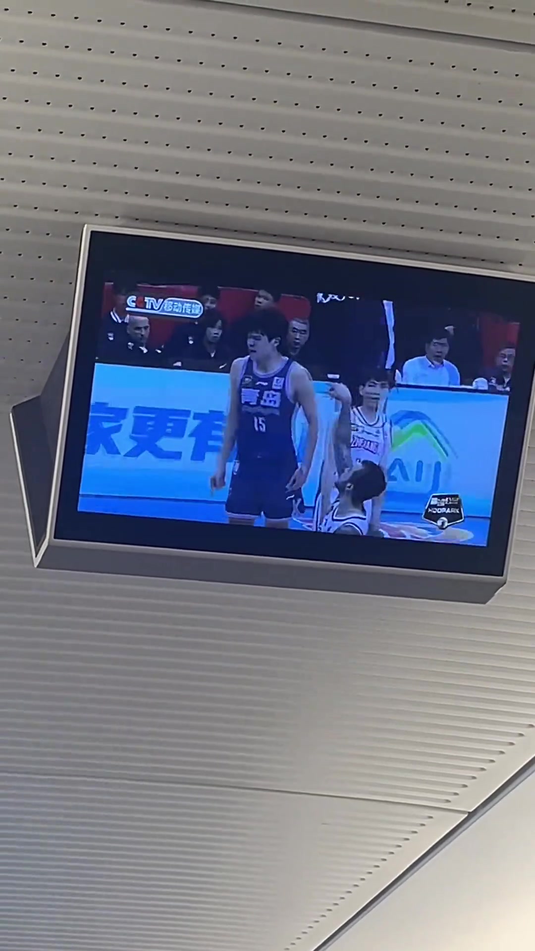 杨瀚森真的是火了，连高铁都在放他的比赛集锦😍😍😍