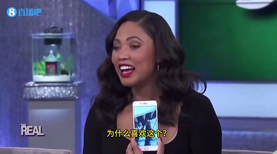 阿耶莎曾在节目中透露：库里是足控，他很迷恋我的玉足🙊