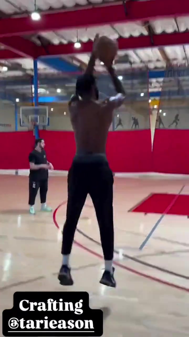 伊森跟随投篮教父辛普利斯训练三分