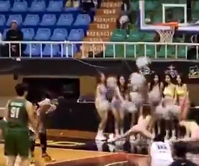 台妹干扰战术绝了！😮😮一字马动作表演竟真让对手罚球打铁！