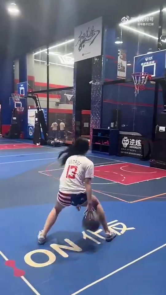 知道乔治打球丝滑，但没想到乔治的女粉球迷打球也丝滑😍