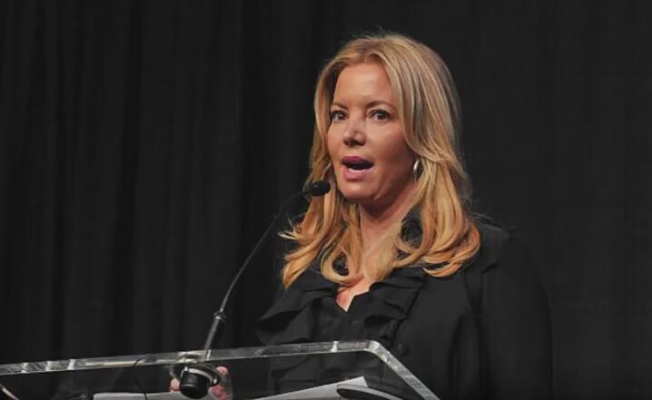 名记：珍妮-巴斯和沃尔特斯的协议中规定她将继续掌舵湖人至少5年