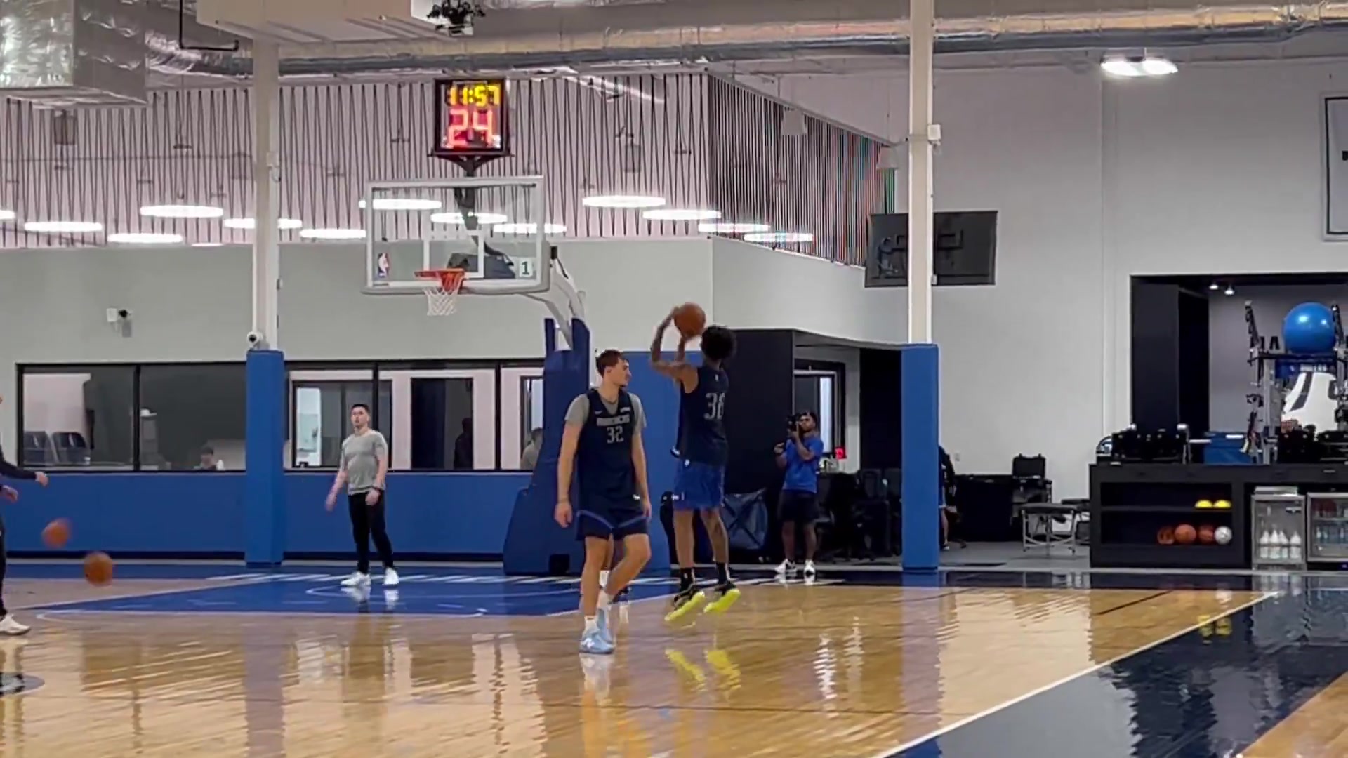 天赋溢出🤩弗拉格训练侧翼三分 1分多钟持球三分9投全中