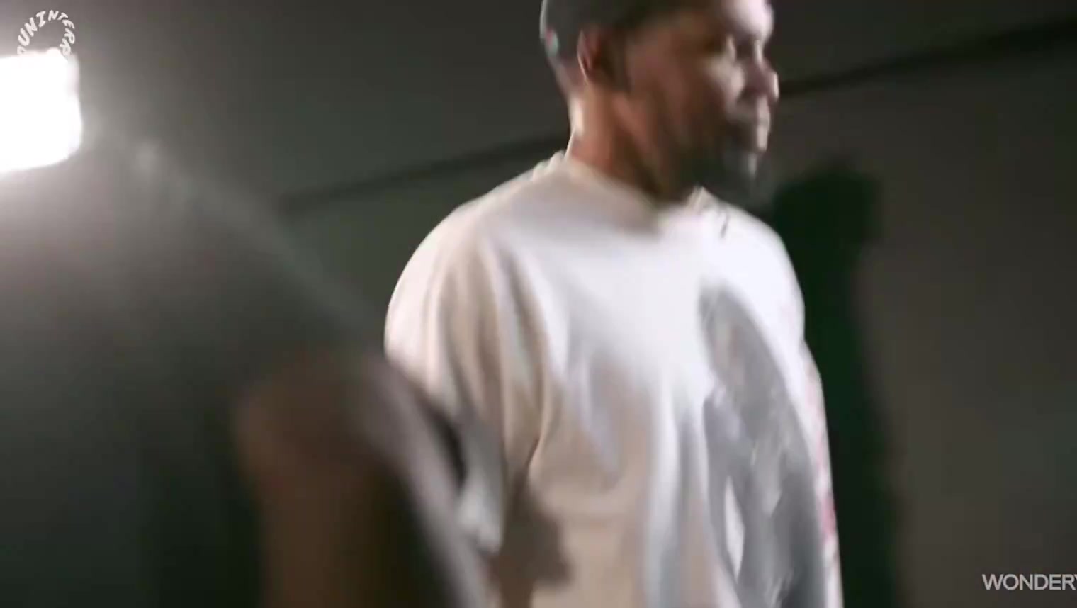 杜兰特纳什在合影时互让位置 詹姆斯吐槽：你俩还在吵架啊🤣