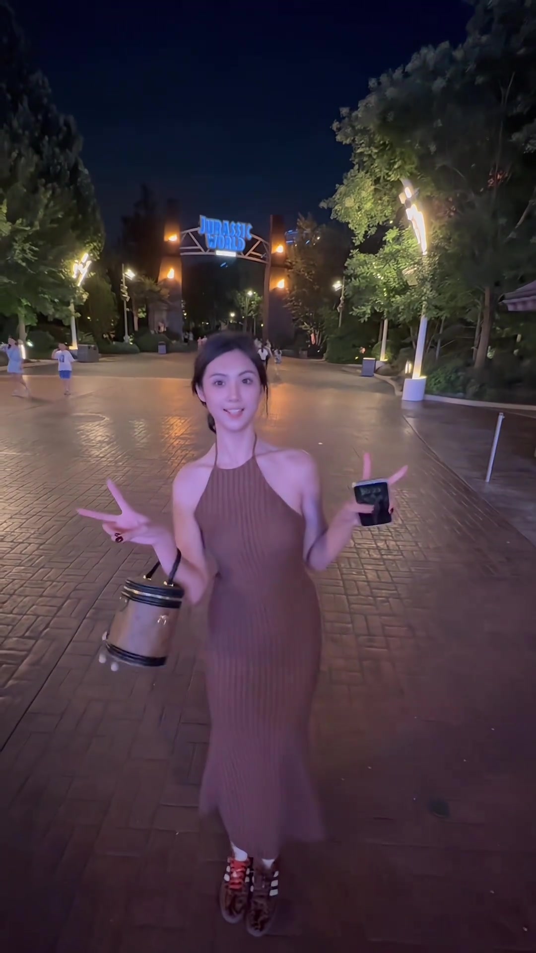 美啊！美女球员卓识一身棕色长裙穿搭：步点竟然跟歌卡上了哈哈~