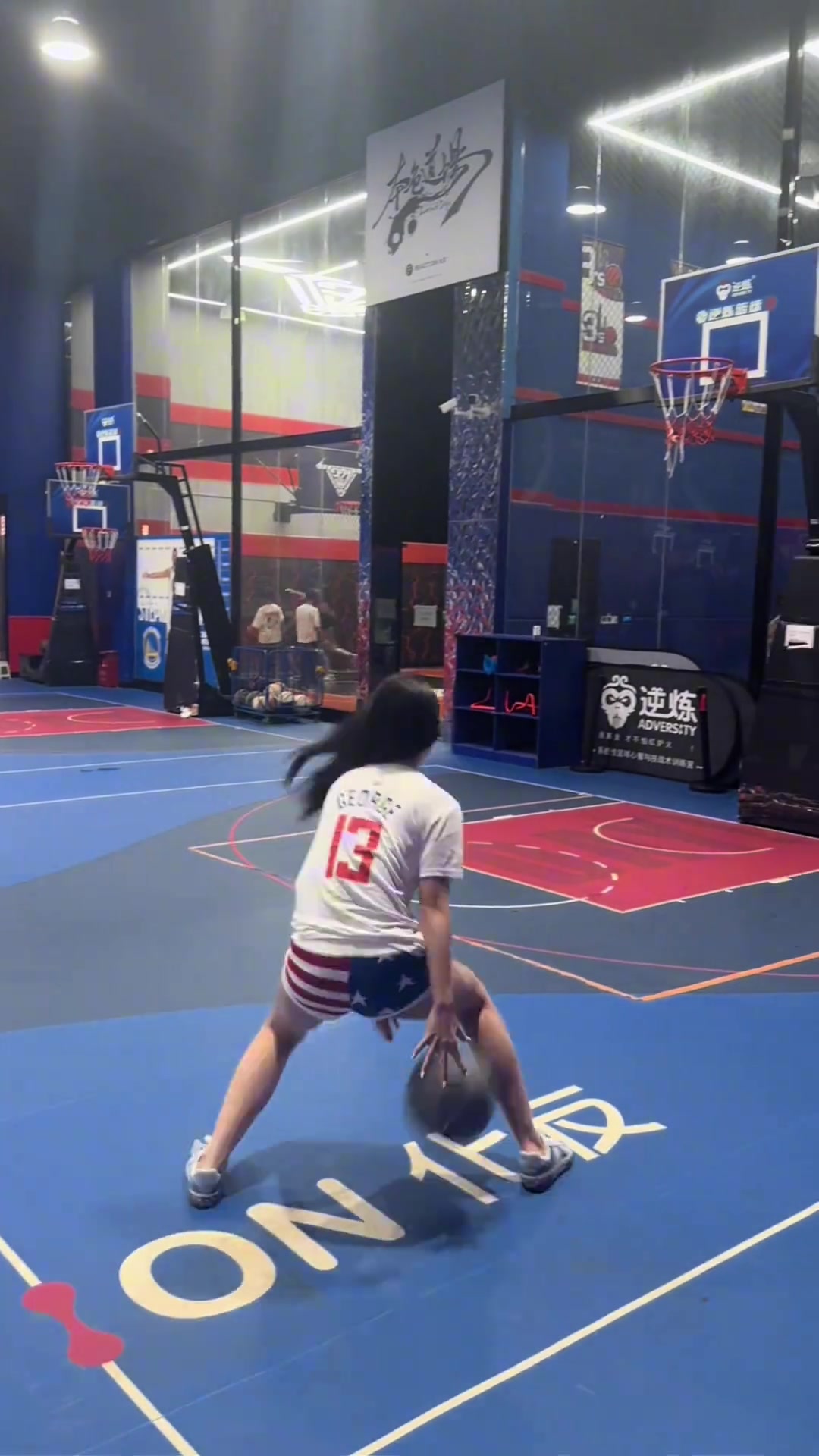 没想到乔治的女球迷居然有这种身材跟实力！