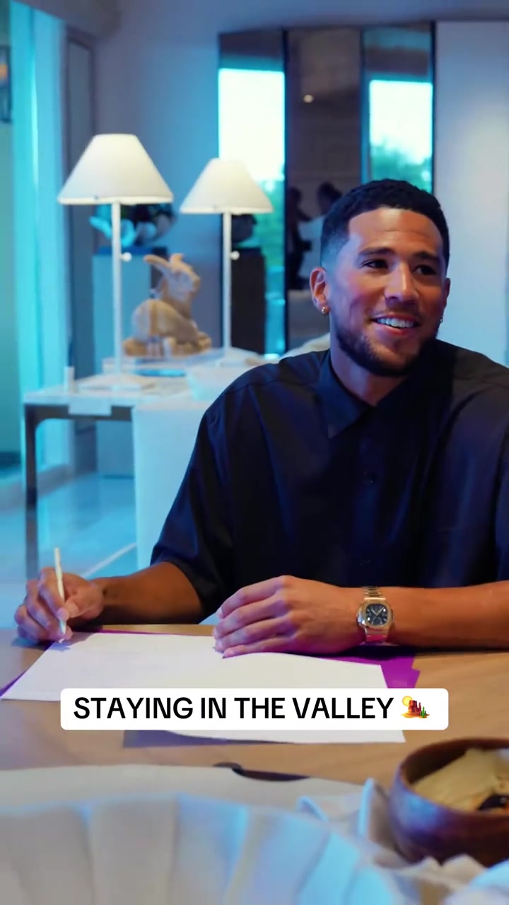 🤑历史最高年薪！布克两年1.45亿续约 嘴角压不住了😆