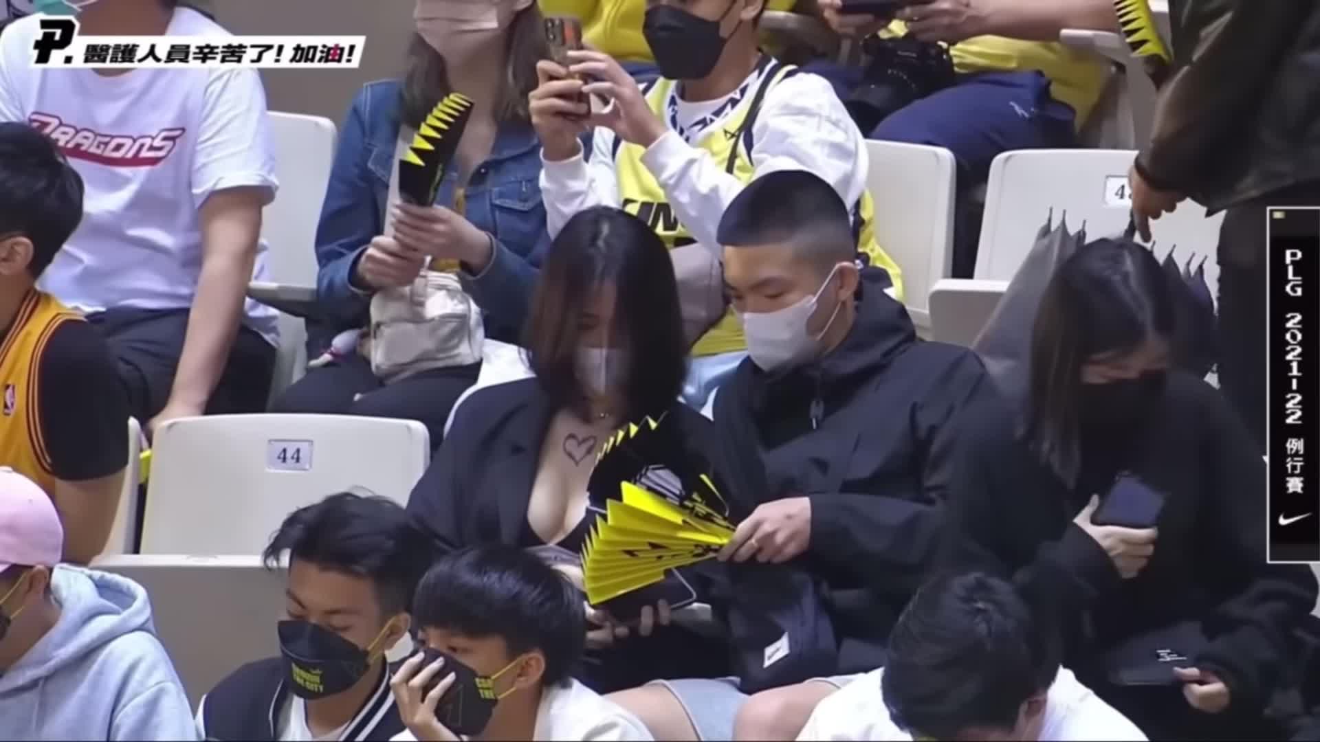 真佩服导播的好视力！很善于发现观众席上的美😍