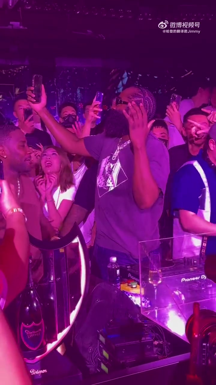 今年还来吗？登哥去年中国行在上海夜店嗨皮，还和好友打视频