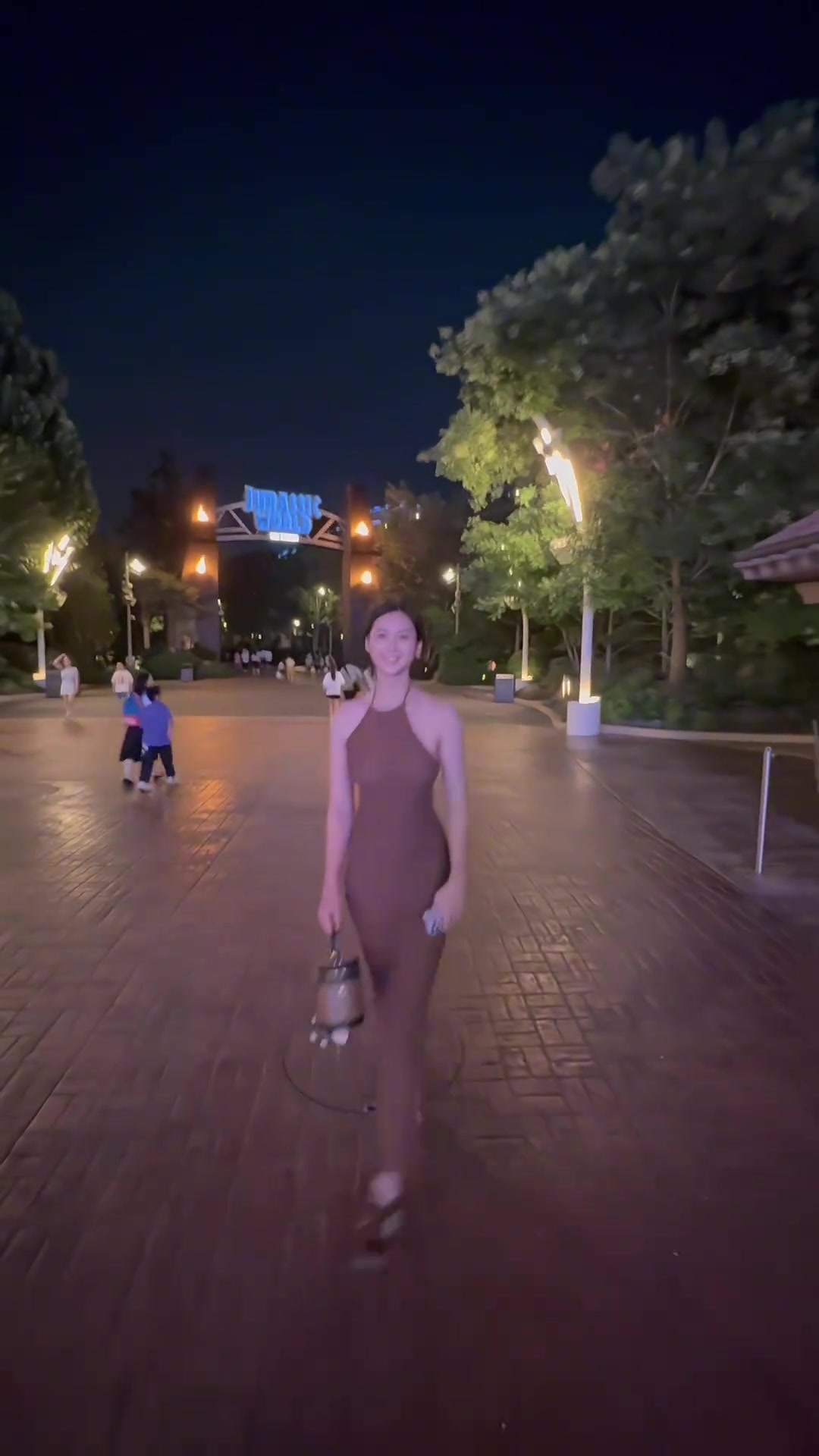 上身包臀裙！卓识晒模特步视频：步点竟然跟歌卡上了哈哈😍