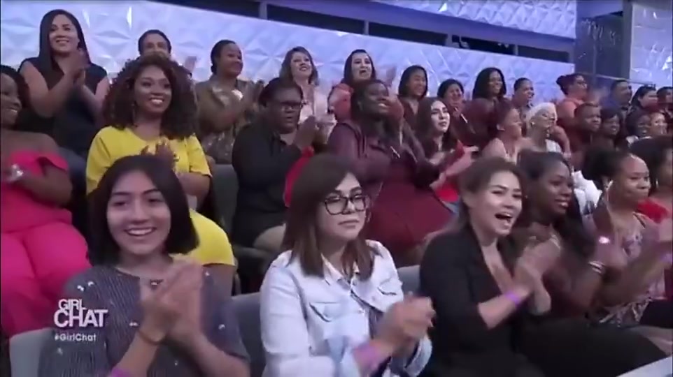 不是哥们？库里老婆看到身材健硕的服务员，立刻假装摘掉结婚戒指