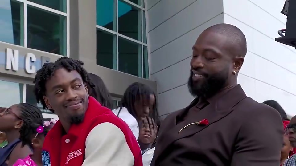 看一次笑一次！韦德此前看到自己的雕像，像是气笑了😂