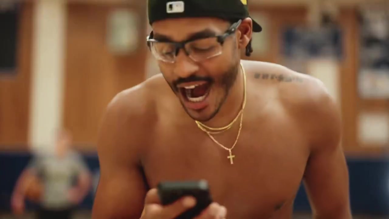 即时反应😝普尔训练中得知卢尼也被交易至鹈鹕！高兴怪叫：卢~