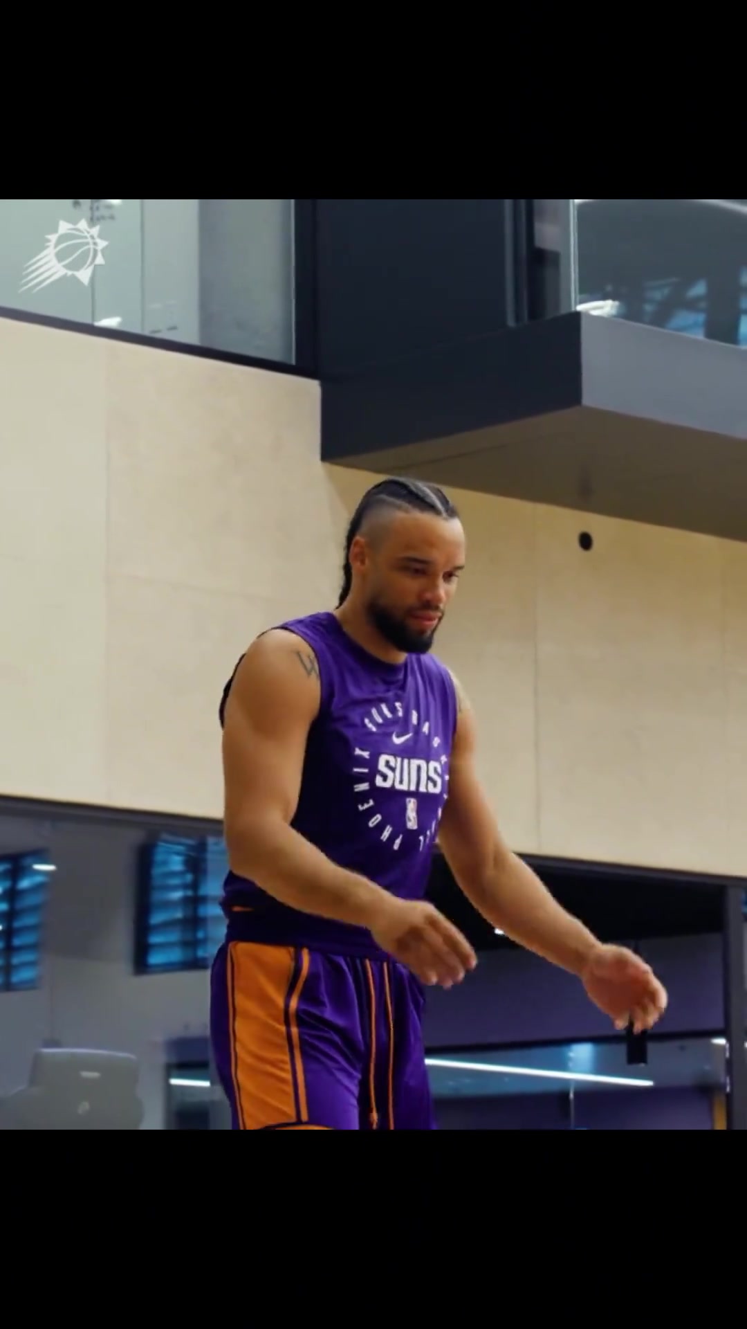 真的不舍啊！狄龙-布鲁克斯已经穿着太阳的训练服开始训练了~