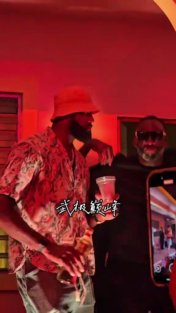 嗨起来！詹姆斯和追梦-格林一块喝酒狂欢~