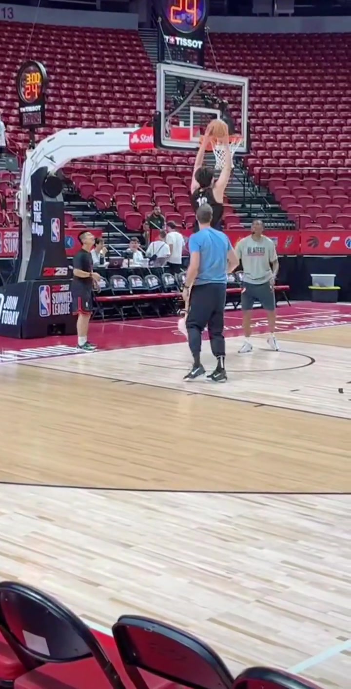 🤩首秀马上开始！斯普利特继续为杨瀚森打磨低位脚步细节