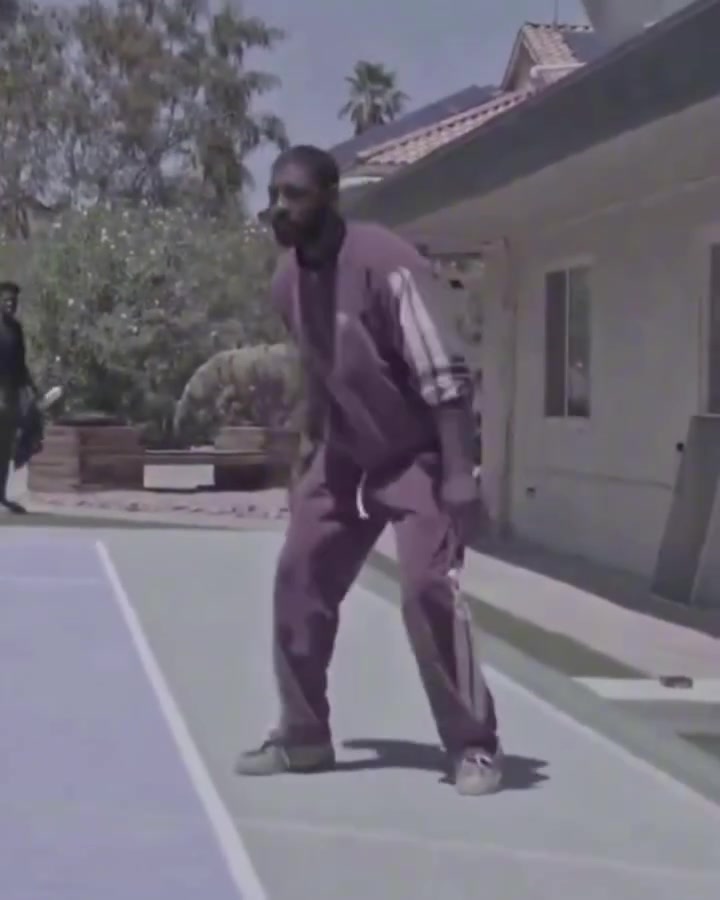 欧文已经可以简单打球玩耍了！这动作依旧潇洒！