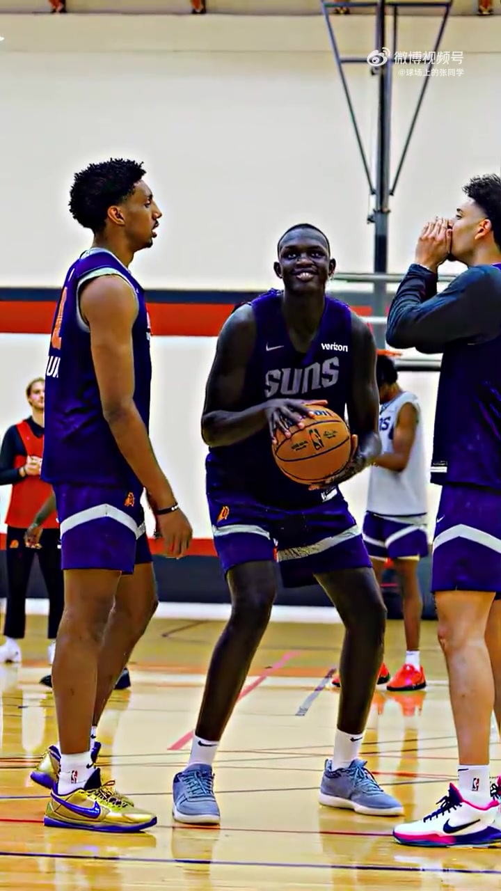 和杨瀚森一个经纪人！马卢阿奇在太阳队内训练笑得很开心