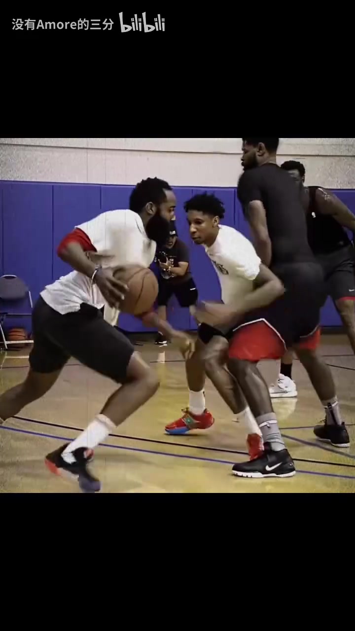 节奏控！巅峰哈登的运控节奏真是赏心悦目啊！快慢切换自如！