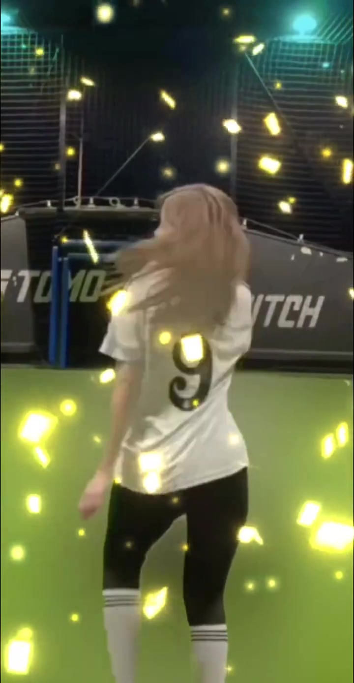 皇马女球迷穿着姆巴佩球衣现场狂扭,姆巴佩看到怕不是狂喜🤣
