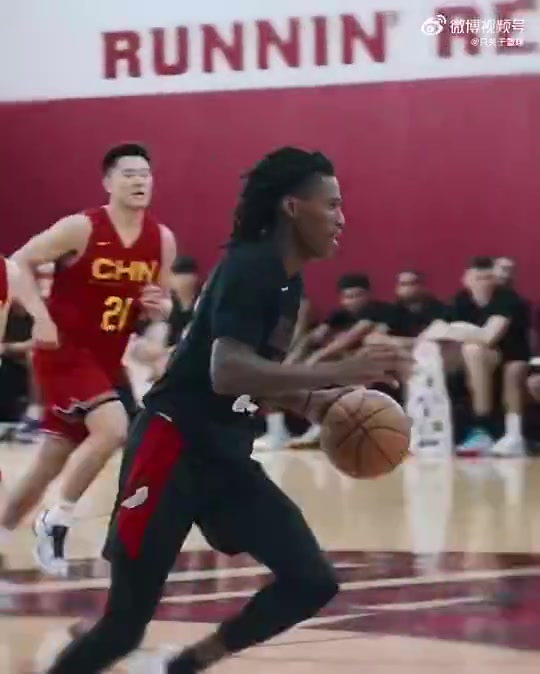 中锋位置上直接竞争对手！此前男篮热身赛，杨瀚森与克林根对抗