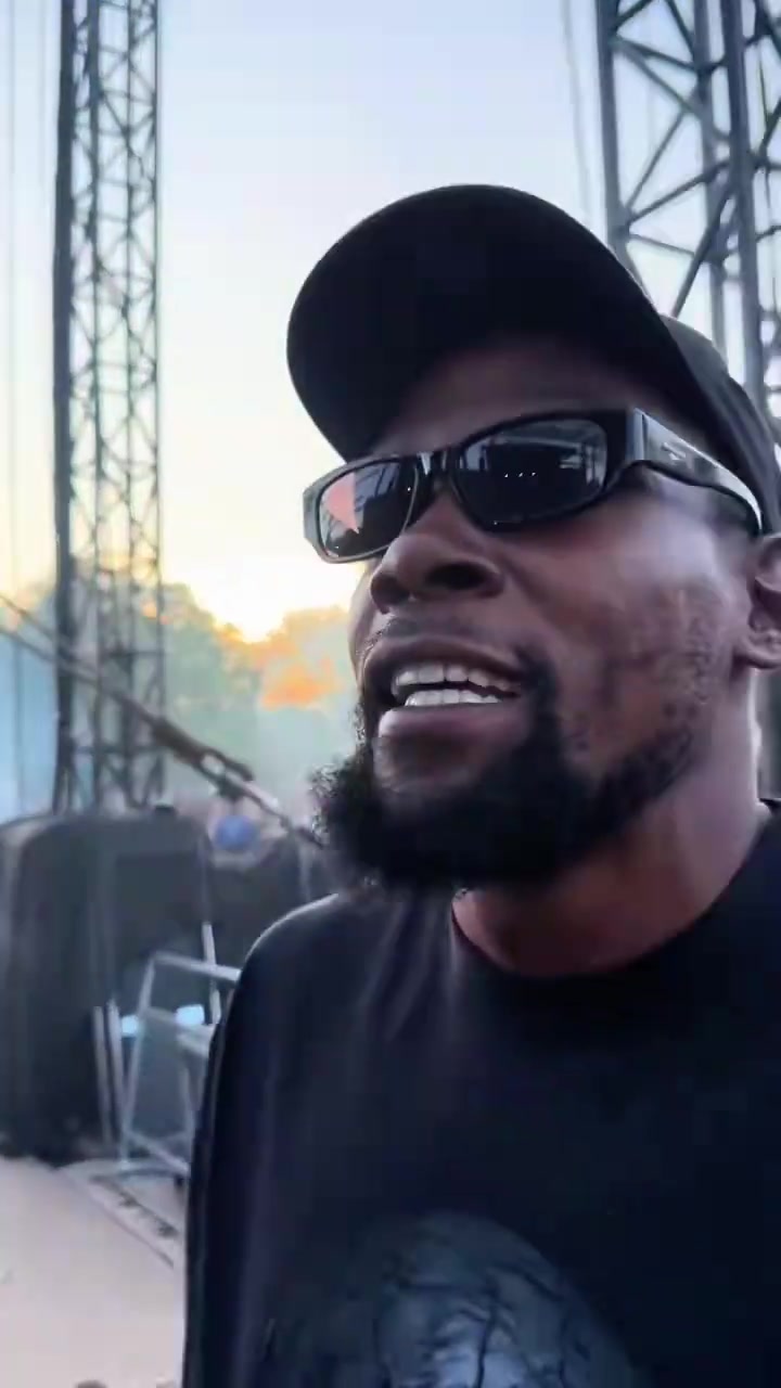 嘿嘿嘿🤤！这无可比拟的气质 KD在drake演唱会上很开心